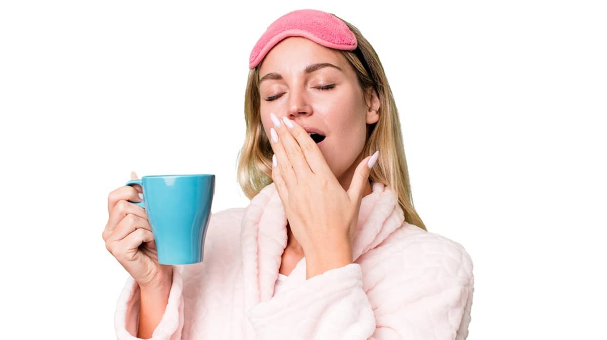 Junge Frau nimmt Melatonin ein, um besser zu schlafen.